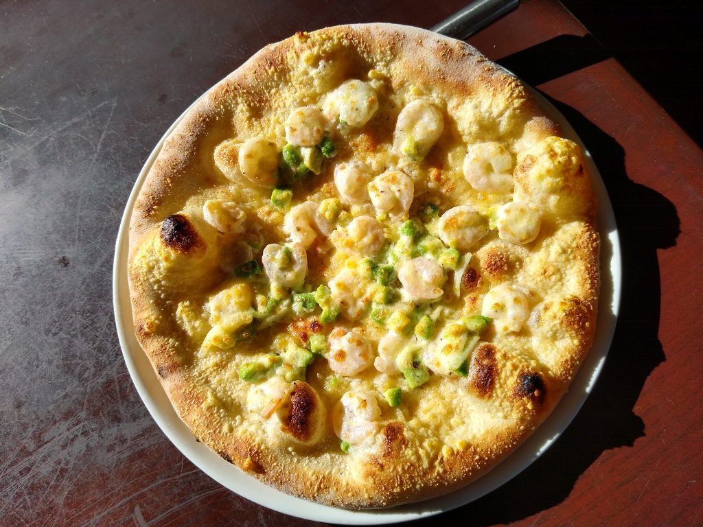 八ヶ岳Grove Cafeのエビとアボカドピザ