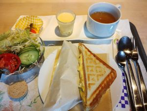 モコ・カフェの軽食ホットサンド