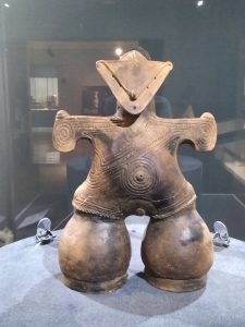 尖石縄文考古館の縄文土偶「仮面のビーナス」